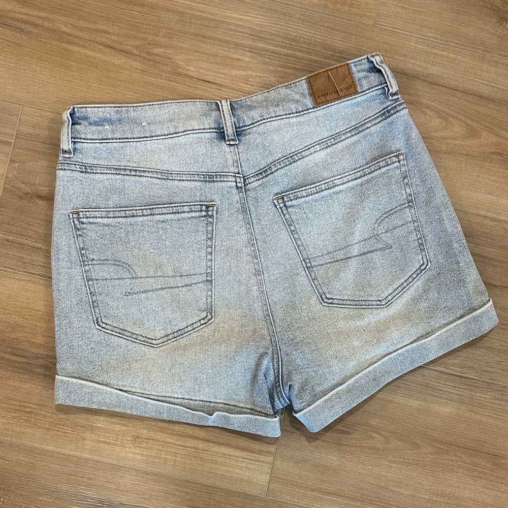 American Eagle Outfitters Light Wash Ripped Jean Shorts sz 6 - Picture 2 of 4